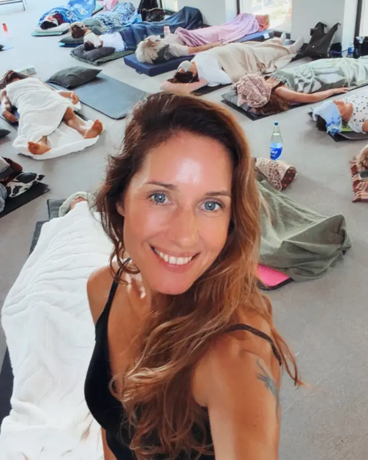 Violeta dans une salle de séance